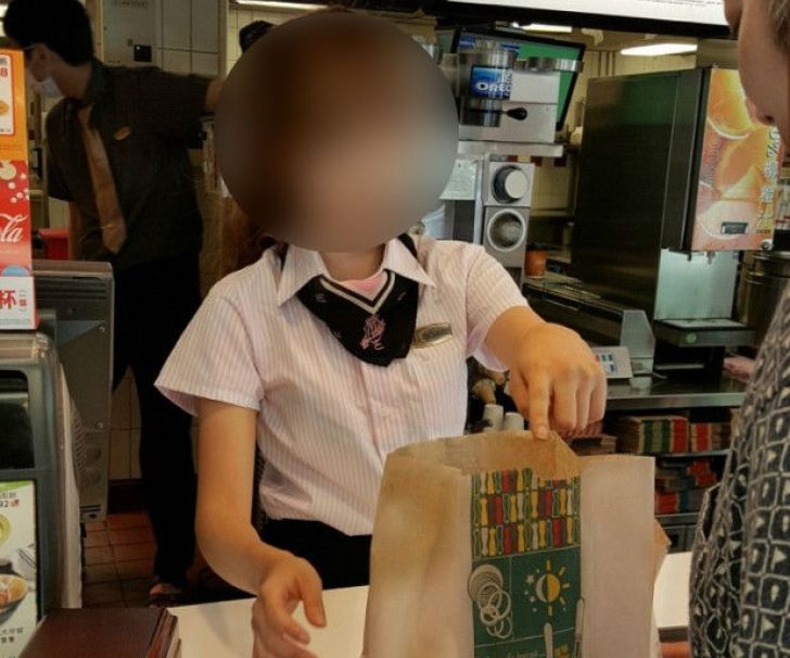 Bărbații se îngrămădesc la McDonalds doar pentru ea. Cum arată vânzătoarea care i-a zăpăcit 