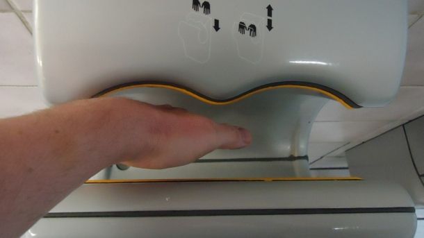 Pericol neştiut: de ce să NU mai foloseşti niciodată uscătorul de mâini