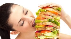 De ce sunt programate femeile să mănânce excesiv de mult