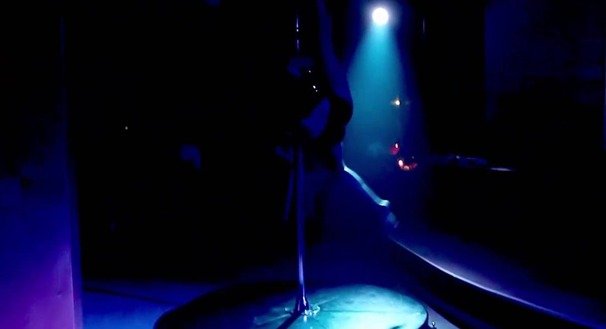 O mamă a adus o stripteuză la aniversarea fiului ei de 8 ani. Ce a urmat e strigător la cer!