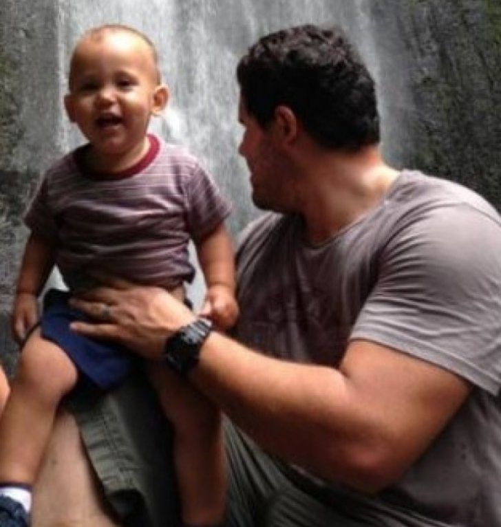 A vrut să aiba o poză de familie cu soţul şi fiul, în vacanţă. A ÎNLEMNIT când a văzut fotografia