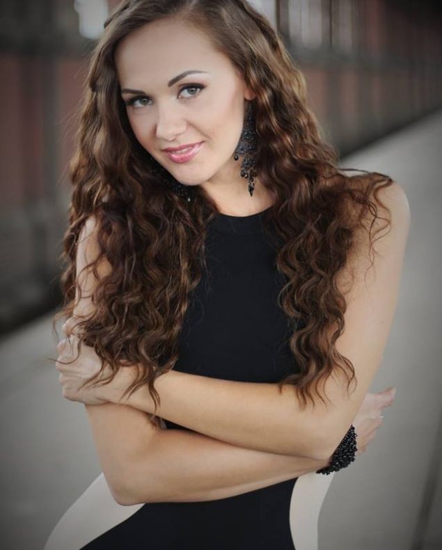 Asistenta unui europarlamentar român, pictoriale îndrăznețe în reviste