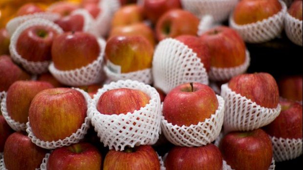 Atenţie! Merele din supermarketuri sunt pline de chimicale. Trucul care ne ajută să ne dăm seama