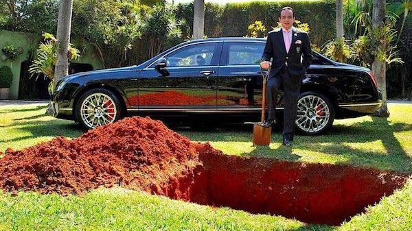 Le-a spus tuturor că-şi îngroapă maşina, ca să se bucure de ea după ce moare. Continuarea, fabuloasă