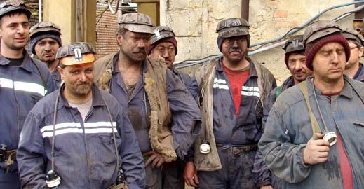 "Marșul disperării". Zeci de mineri din Târgu Jiu, pe jos spre Capitală 