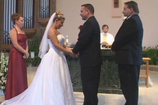 Se aflau în fața altarului. Mireasa a început să râdă în hohote. Cavalerul de onoare...
