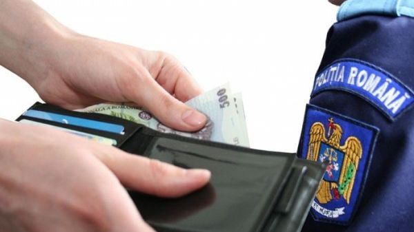 Cei şapte poliţişti din Reghin suspectaţi de luare de mită au fost arestaţi 