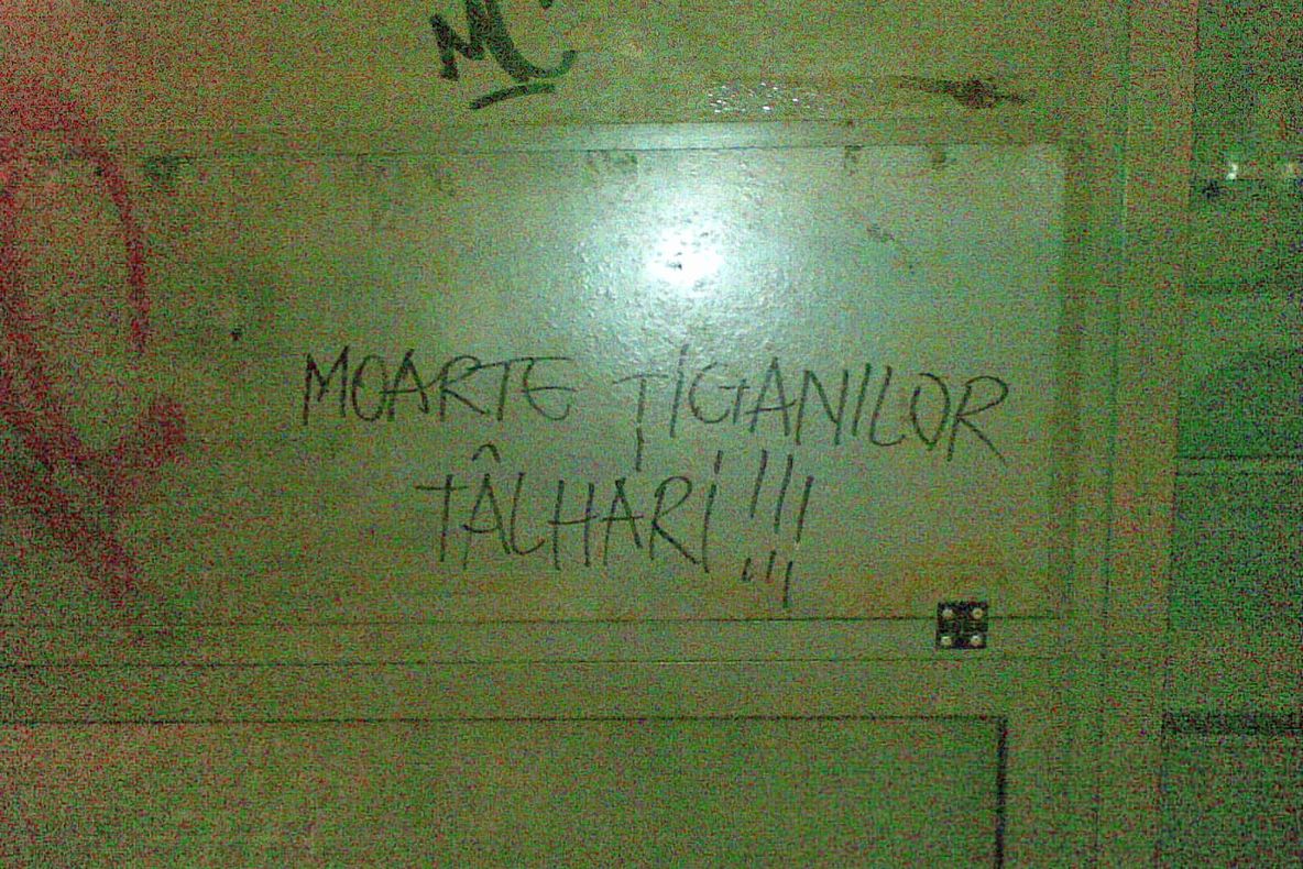 Ambasada Marii Britanii în România, reacţie dură faţă de vandalizarea cortului de Ziua Romilor