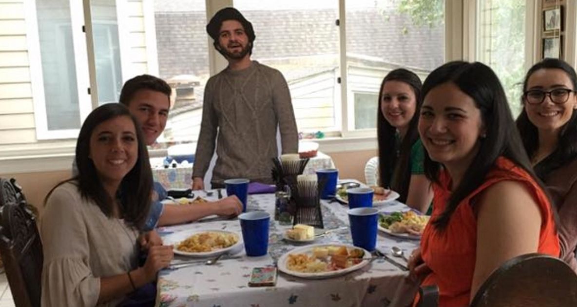 Mama și-a fotografiat fiul la masă cu prietenii. Tânărul a trăit un șoc când a văzut-o pe Facebook