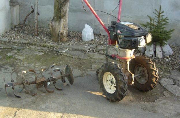 Sfâşietor. Un copil de doi ani a murit după ce tatăl lui a trecut peste el cu un utilaj agricol