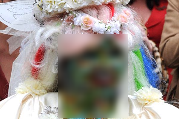 Lumea aştepta mireasa să intre în primărie. ŞOC! Oamenii s-au îngrozit când au văzut-o. E ORIBILĂ