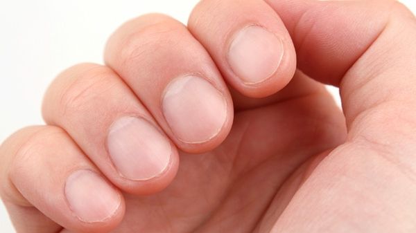 De ce îți crește unghia degetului mijlociu mai repede decât celelalte