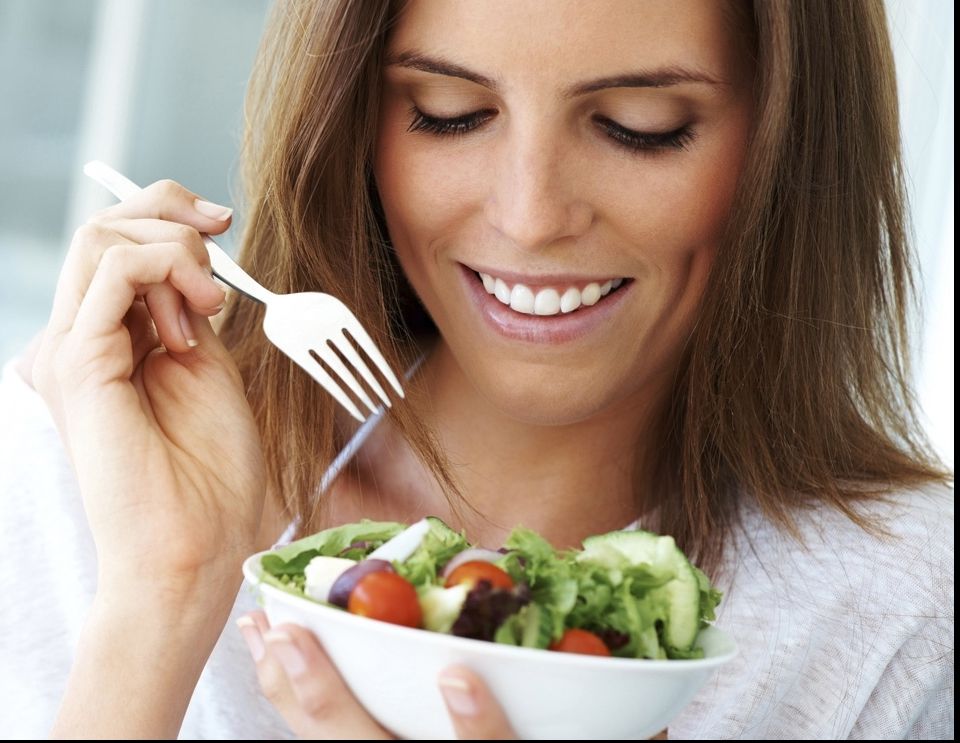 Obiceiul greșit pe care mulți îl au. Nu mai face asta când mănânci