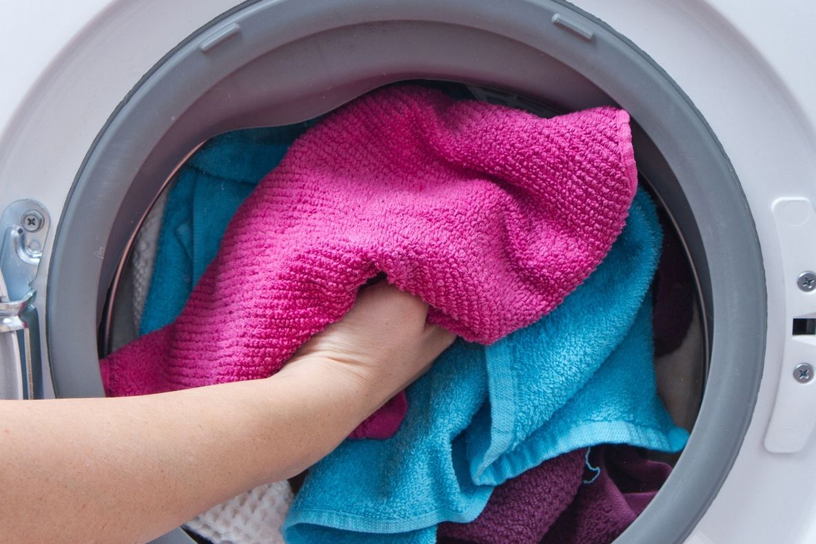 A turnat oțet peste rufe, în mașina de spălat. Rezultatul? Incredibil