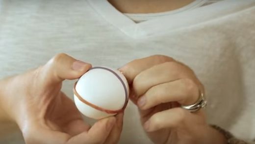 Înfăşoară benzi de cauciuc în jurul unui ou. Rezultatul final e magic
