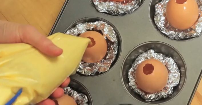 A umplut ouăle cu această compoziție, apoi le-a introdus la cuptor. E cel mai tare desert de Paște!