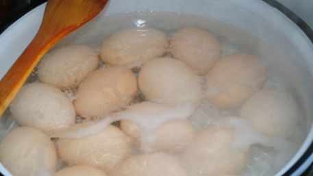 Motivul pentru care se înverzeşte gălbenuşul ouălor fierte. Le mai putem mânca?