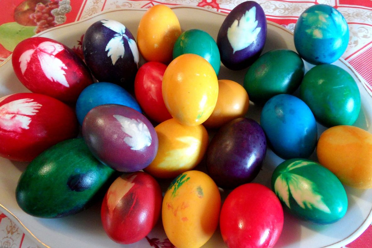 Ouă roşii cu model de frunze: ce trebuie să faci ca să iasă perfecte