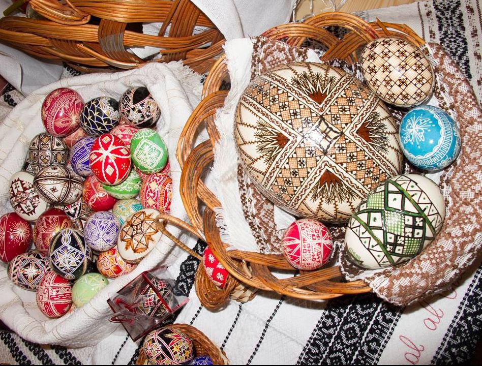 Este unică în România. Metoda uluitoare de vopsire a ouălor de Paști