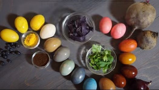 Cum să vopseşti ouăle de Paşte cu produse pe care le găsești în cămara ta