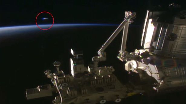 Stupoare: Un OZN cu lumini colorate a apărut în transmisia live de la NASA