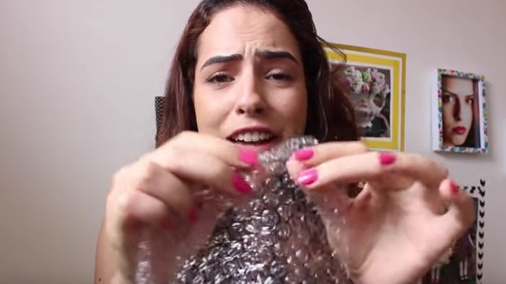 Şi-a înfăşurat părul în folie de plastic cu bule. Rezultatul este fantastic!