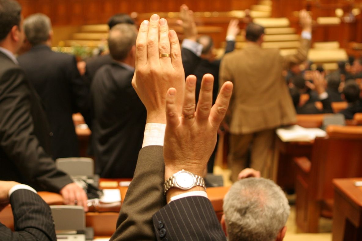 Parlamentarii muncesc doar două zile pe săptămână în campania electorală. Salariul rămâne același
