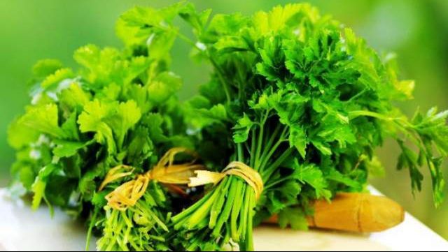 Dieta cu pătrunjel: slăbeşti trei kilograme într-o săptămână