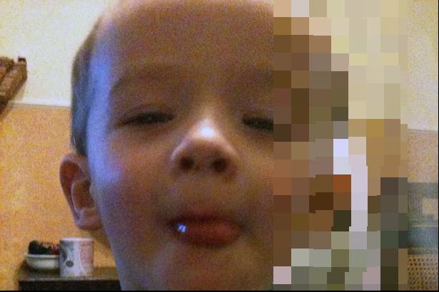 I-a făcut nepotului o poză. Când s-a uitat în telefon s-a cutremurat.Ce apăruse în spatele copilului