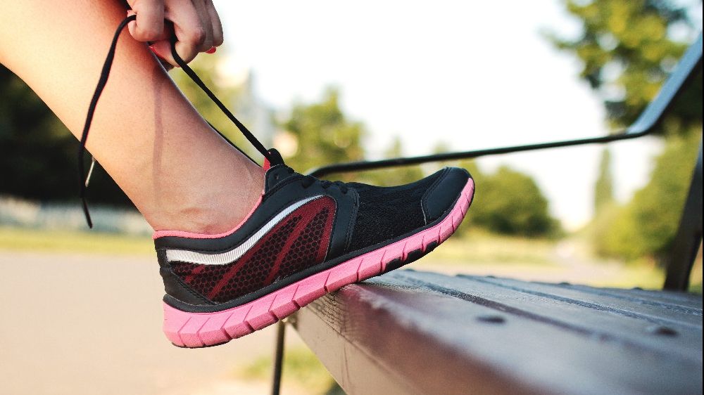 De ce pantofii de alergat au o gaură de şireturi în plus