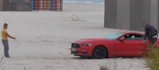 Un șofer s-a împotmolit cu mașina pe plajă la Mamaia