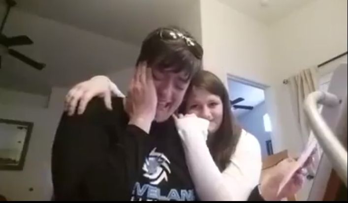 A primit o cutie de la o străină. Nu bănuia că asta îi va schimba viața. A izbucnit în lacrimi!