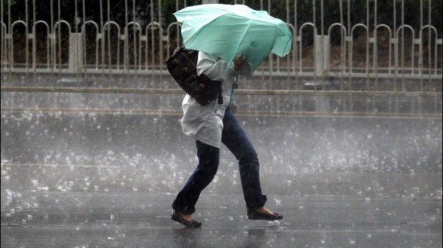 Încep ploile torențiale, cu descărcări electrice și praf din Sahara. VEZI zonele afectate