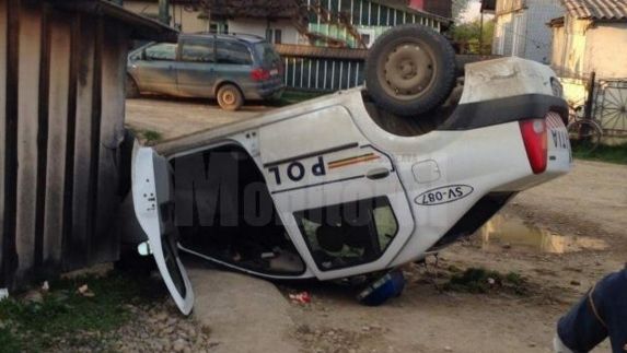 Un şmecher cu BMW n-a oprit la semnalele poliţiei. Agenţii au plecat în urmărire. S-a terminat rău