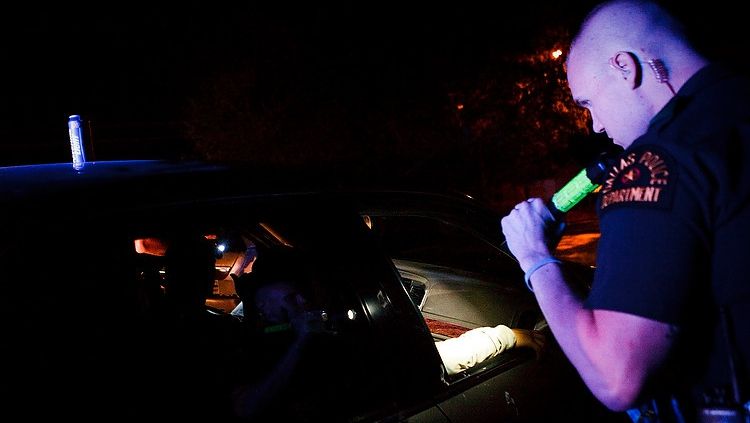 Poliţiştii au auzit dintr-o maşină o voce ce striga Ajutor! ŞOCAŢI când au văzut cine era la volan