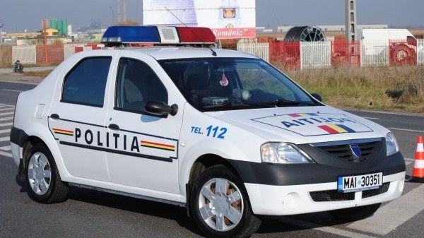 Revoltă la ieşirea din Năvodari. Călătorii unui microbuz au sărit pe poliţişti 