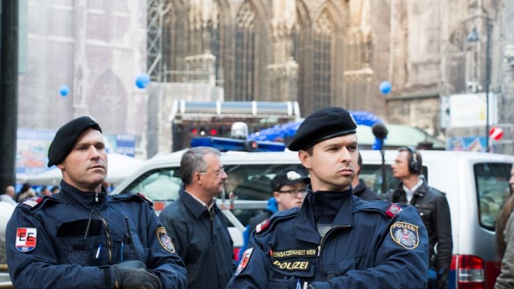 Trei cerşetori români, cercetaţi în Austria pentru că ar fi agresat un refugiat