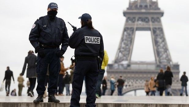 Franța: Cel puțin 24 de polițiști răniți în ciocniri cu protestatarii. Peste 120 de arestări