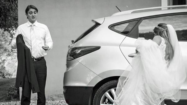 Era mândră de rochia ei de mireasă. Când s-a dat jos din maşină, 2 câini au apărut în peisaj. HORROR