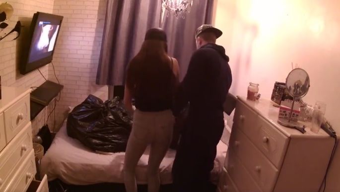 Şi-a găsit iubitul acasă, fâcându-şi bagajele pe furiş. Ce s-a petrecut apoi, depăşeşte imaginaţia