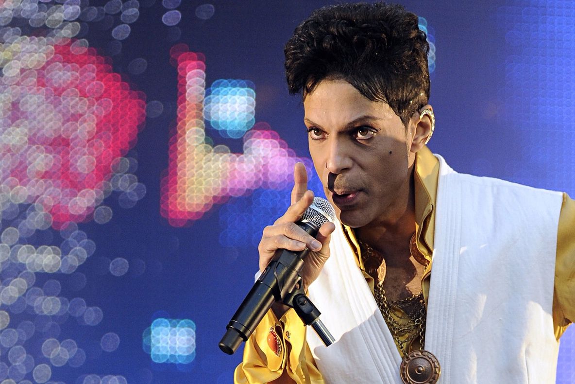 A murit Prince. Mister total în privinţa morţii sale: cântăreţul, găsit în liftul casei