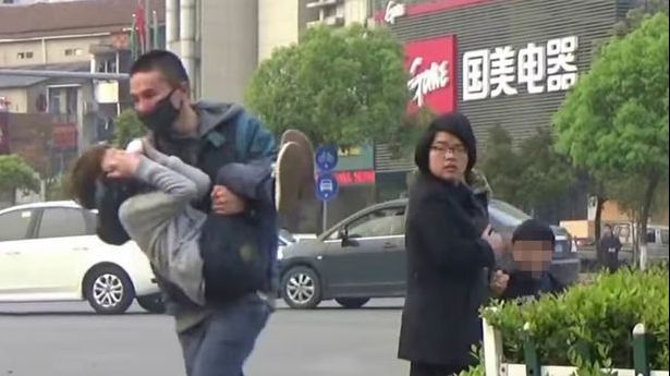 Un copil a fost răpit în fața unor tineri. Reacția lor? Dincolo de orice imaginație