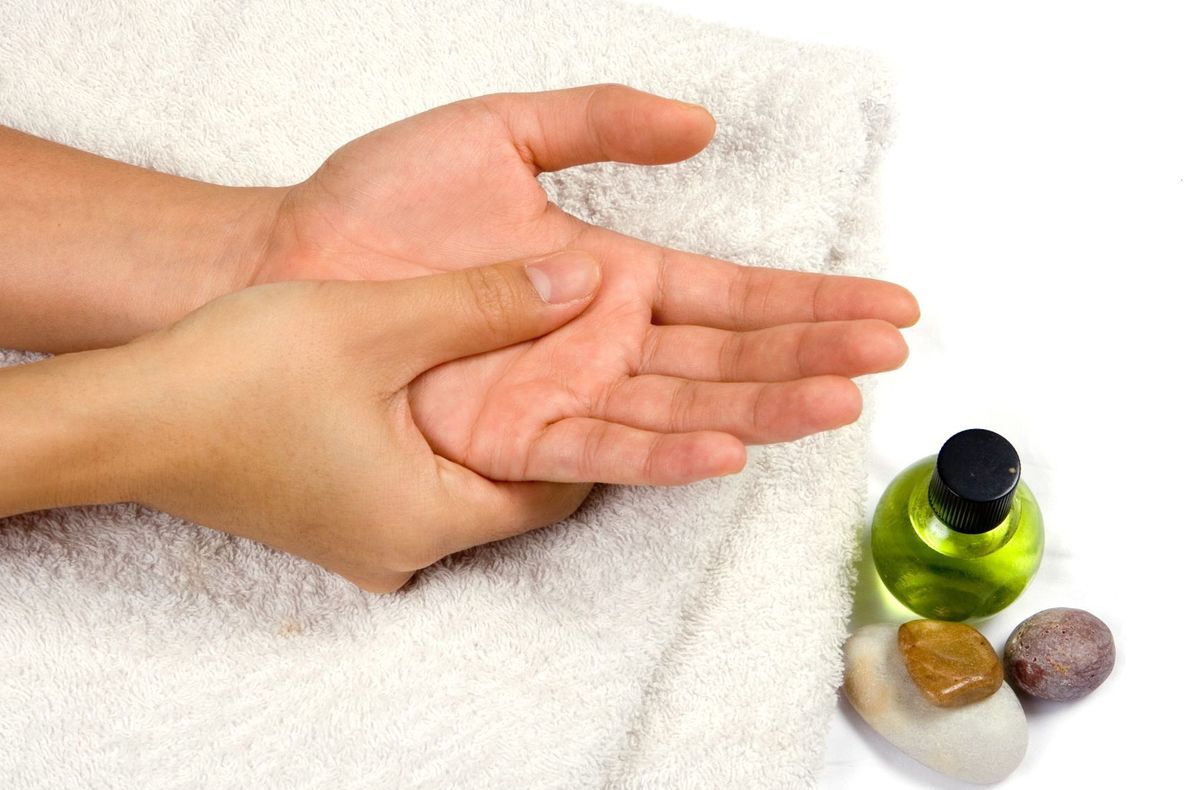 Cum poți trata durerile apăsând câteva puncte din palmă