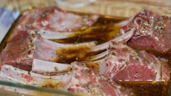 Cum faci cea mai bună marinadă pentru friptura de Paște. Secretul deținut de marii bucătari