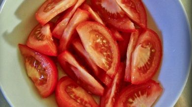 Adaugă acest ingredient în salata de roşii. Îi vei schimba complet gustul! Cine s-ar fi gândit?