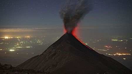 Guatemala: Vulcanul Santiaguito a intrat duminică în faza de erupție