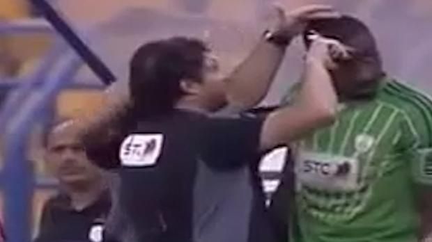 Meciul a fost oprit şi l-au tuns pentru că avea o frizură "anti-islamică"