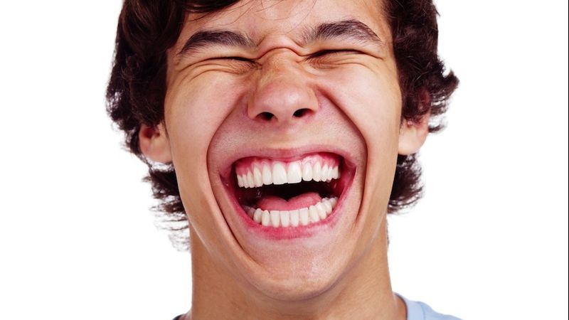 Te poți gâdila singur? Este un semn care indică o boală gravă