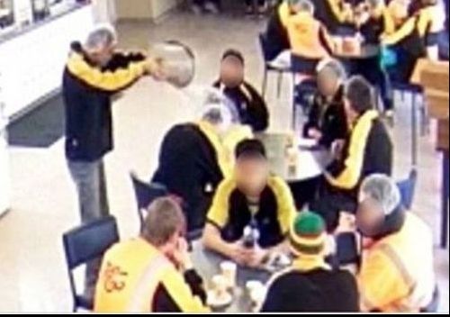 S-a apropiat de colegul său și i-a turnat o găleată cu apă fierbinte în cap. Motivul e halucinant!