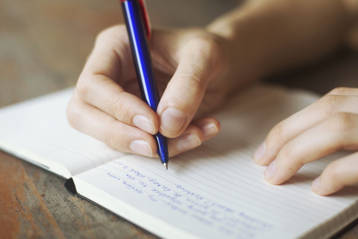 Ce spune scrisul de mână despre personalitatea ta. Descifrează-i semnificaţiile!